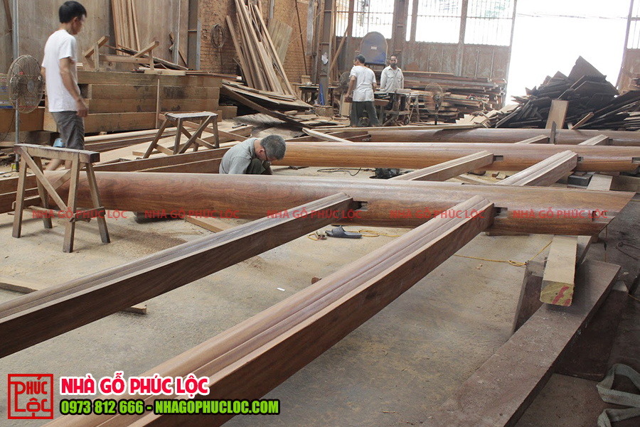 Hình ảnh công đoạn lắp dựng thử cấu kiện nhà gỗ