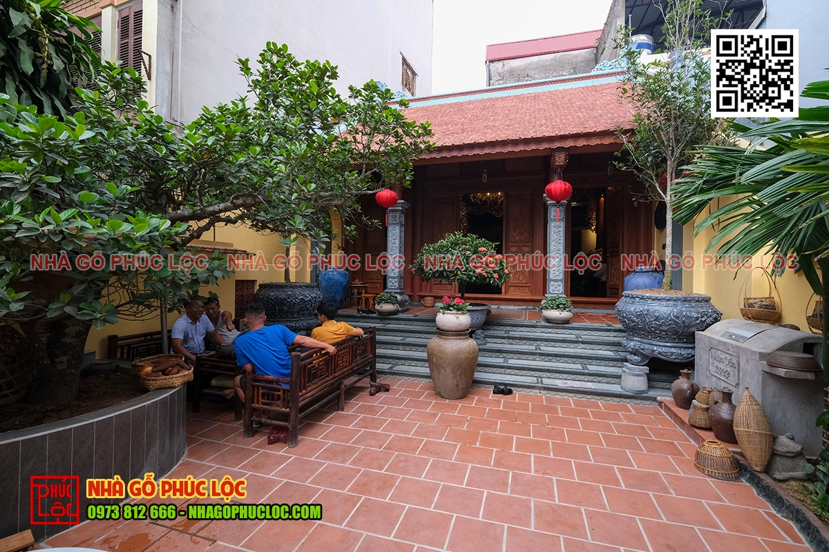 Cây xanh trong sân vườn nhà gỗ